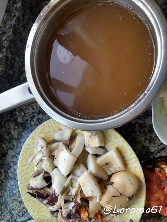 choco cocido y caldo para el arroz con chocos