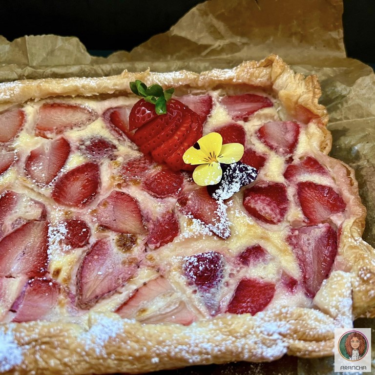 tarta de hojaldre y fresas